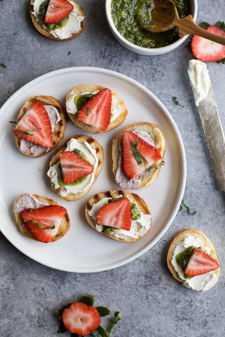 PESTO CREAM CHEESE STRAWBERRY BRUSCHETTA BITES an easy fresh bold flavored appetizer recipe that's perfect for those summer parties! | joyfulhealthyeats.com | #ad | appetizer @ArlaUSA