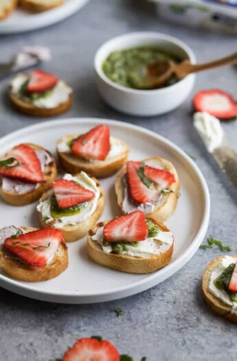 PESTO CREAM CHEESE STRAWBERRY BRUSCHETTA BITES an easy fresh bold flavored appetizer recipe that's perfect for those summer parties! | joyfulhealthyeats.com | #ad | appetizer @ArlaUSA