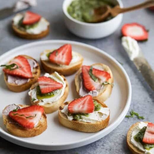 PESTO CREAM CHEESE STRAWBERRY BRUSCHETTA BITES an easy fresh bold flavored appetizer recipe that's perfect for those summer parties! | joyfulhealthyeats.com | #ad | appetizer @ArlaUSA