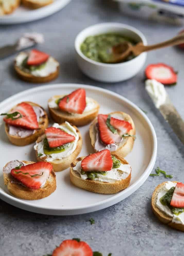 PESTO CREAM CHEESE STRAWBERRY BRUSCHETTA BITES an easy fresh bold flavored appetizer recipe that's perfect for those summer parties! | joyfulhealthyeats.com | #ad | appetizer @ArlaUSA