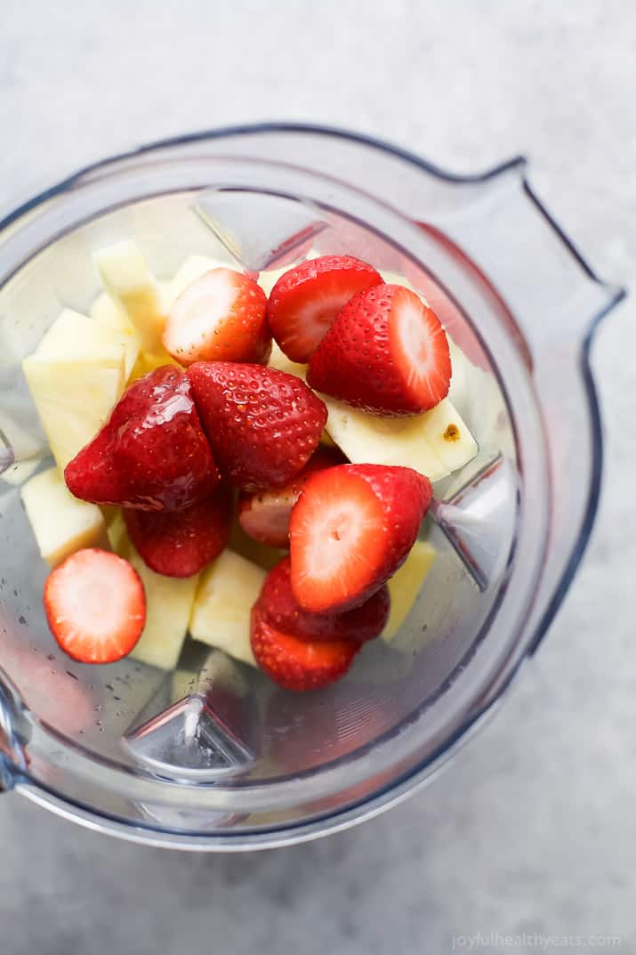 PINEAPPLE STRAWBERRY AGUA FRESCA - a light refreshing drink to keep you cool all summer long! This Agua Fresca takes less than 10 minutes to make and is sweetened with agave nectar. | joyfulhealthyeats.com