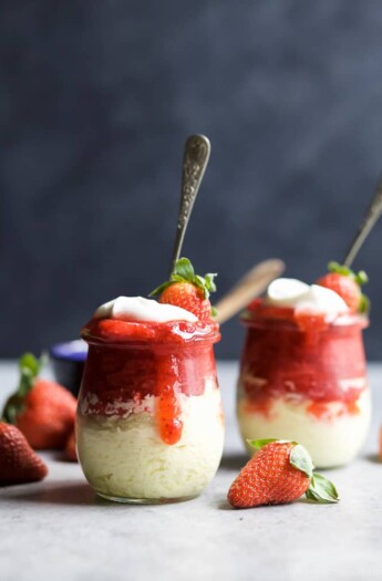 SKINNY CHEESECAKE for two made with greek yogurt and topped with fresh strawberries slightly sweetened with honey. The perfect healthy sweet dessert for those late night cravings! | joyfulhealthyeats.com