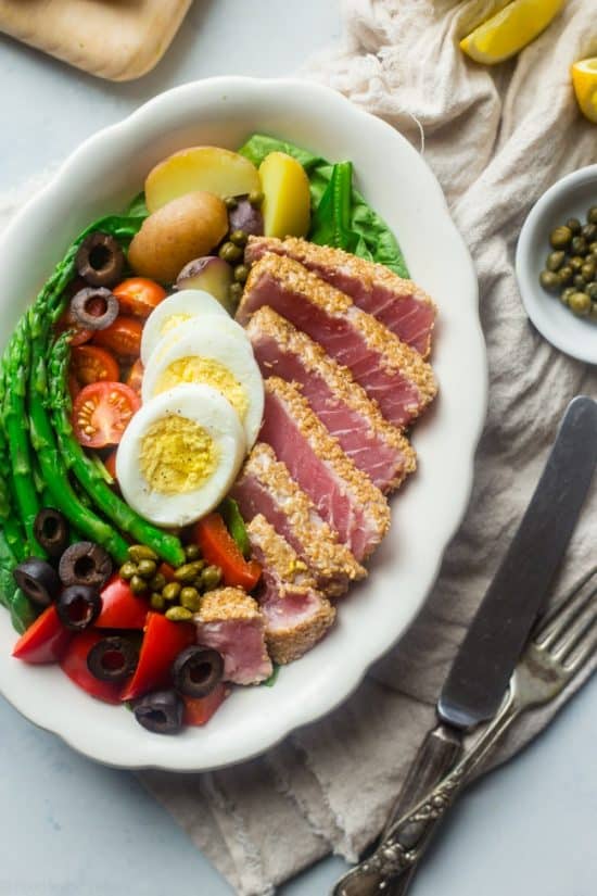 30 of the BEST HEALTHY & EASY SALAD RECIPES out there! Easy, Fresh, Light, and Quick to throw together Salad Recipes your family will love having on the dinner table! Bring on bikini season! | joyfulhealthyeats.com