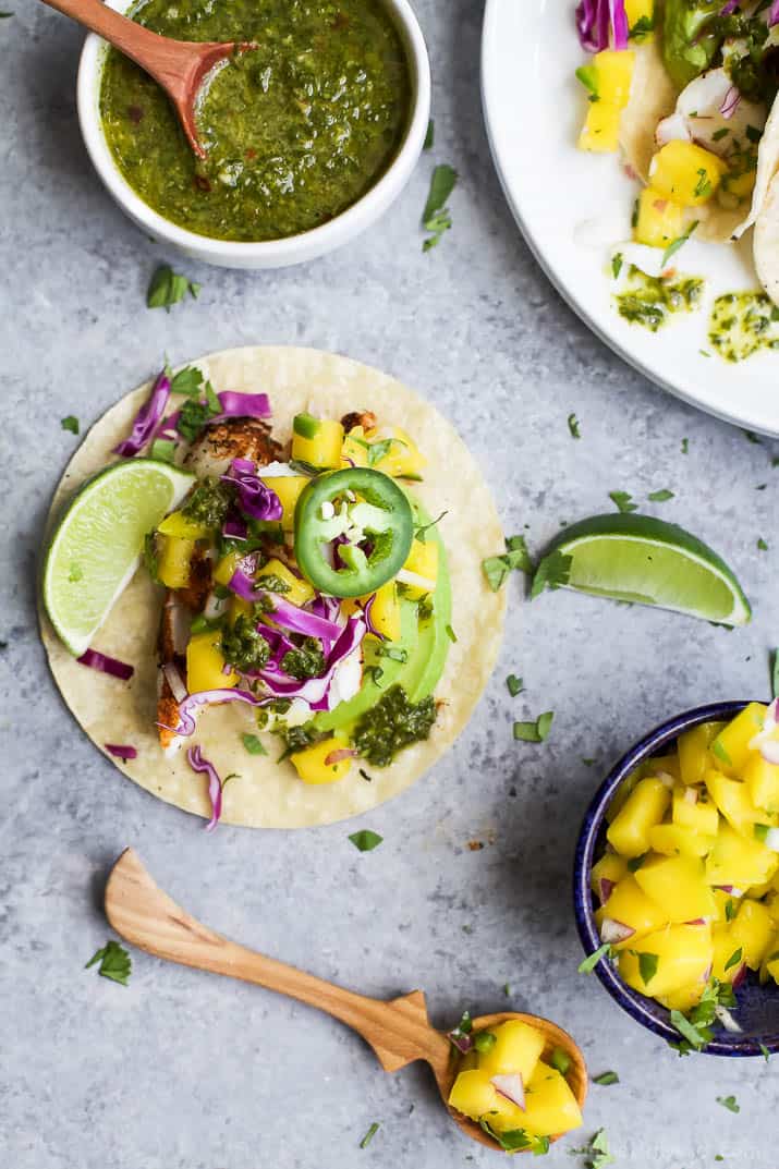 Vue de dessus des TACOS DE POISSON GRILLÉS avec SALSA de MANGUE fraîche, Avocat et Chimichurri