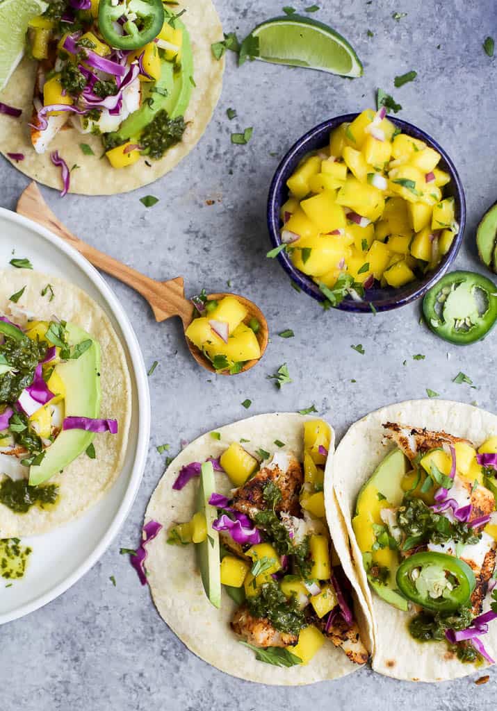 Vue de dessus des TACOS DE POISSON GRILLÉS avec SALSA de MANGUE fraîche, Avocat et Chimichurri
