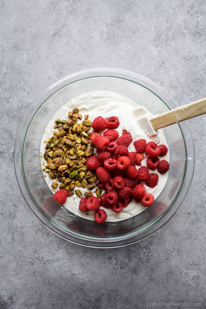 Healthy 5 Minute Pistachio Raspberry Frozen Yogurt - it's healthy, sweet, delicious, and so easy to make. The perfect way to satisfy that sweet tooth! | gluten free recipes