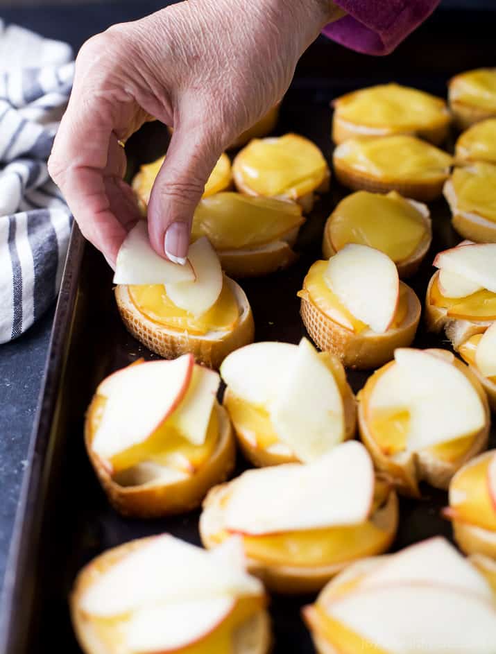 Smoked Gouda & Apple Crostini drizzled with Honey - an easy holiday appetizer with only 5 ingredients! This crostini hits all the high notes - sweet, salty, savory and crunchy! (and freakin delicious)