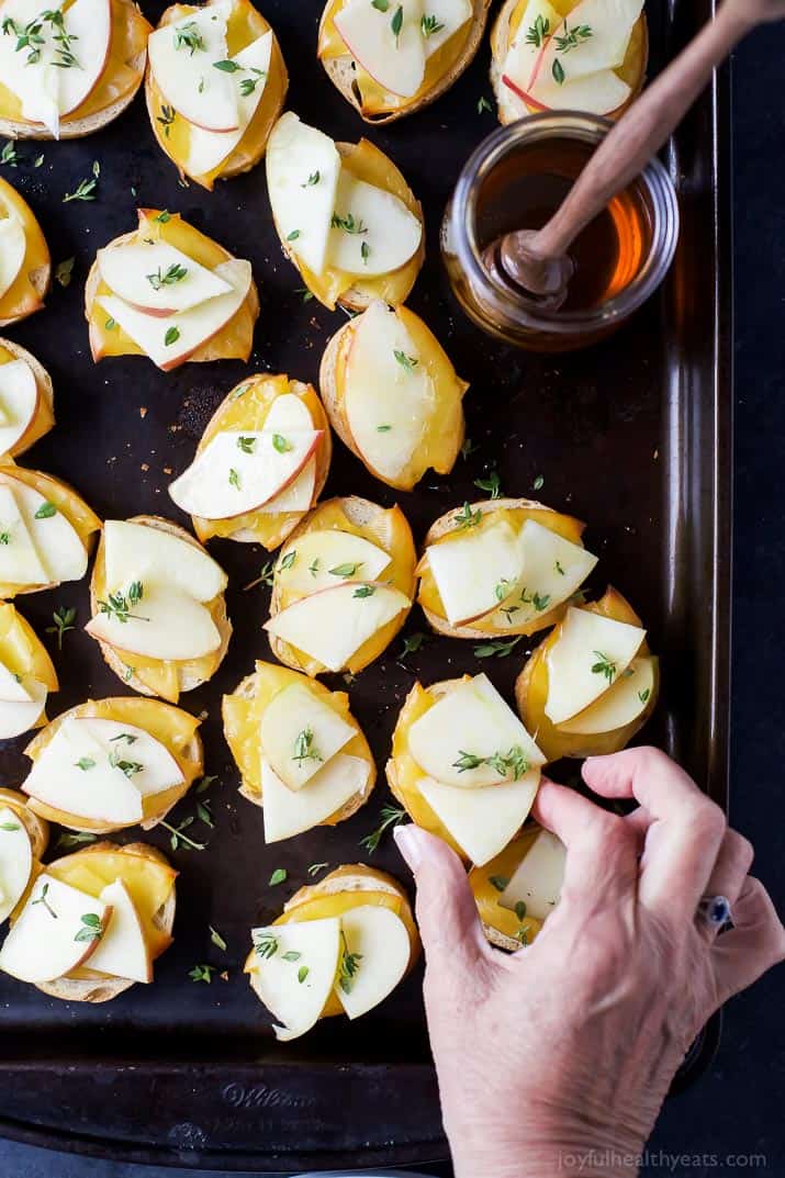 Smoked Gouda & Apple Crostini drizzled with Honey - an easy holiday appetizer with only 5 ingredients! This crostini hits all the high notes - sweet, salty, savory and crunchy! (and freakin delicious)