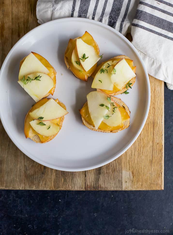 Smoked Gouda & Apple Crostini drizzled with Honey - an easy holiday appetizer with only 5 ingredients! This crostini hits all the high notes - sweet, salty, savory and crunchy! (and freakin delicious)