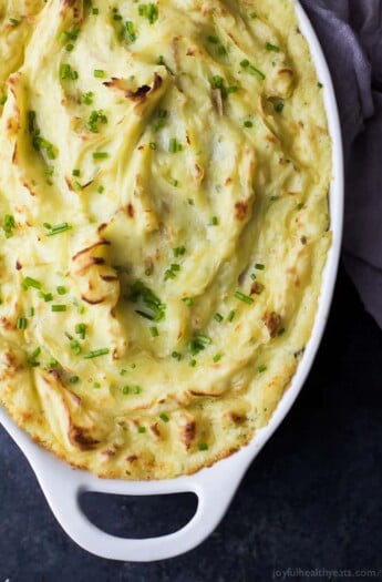 Sour Cream & Chive Mashed Potatoes - creamy, thick and filled with garlic and chive flavor! The perfect mashed potatoes for this holiday season - they are a staple at our house! #ad #UndeniablyDairy @DairyGood