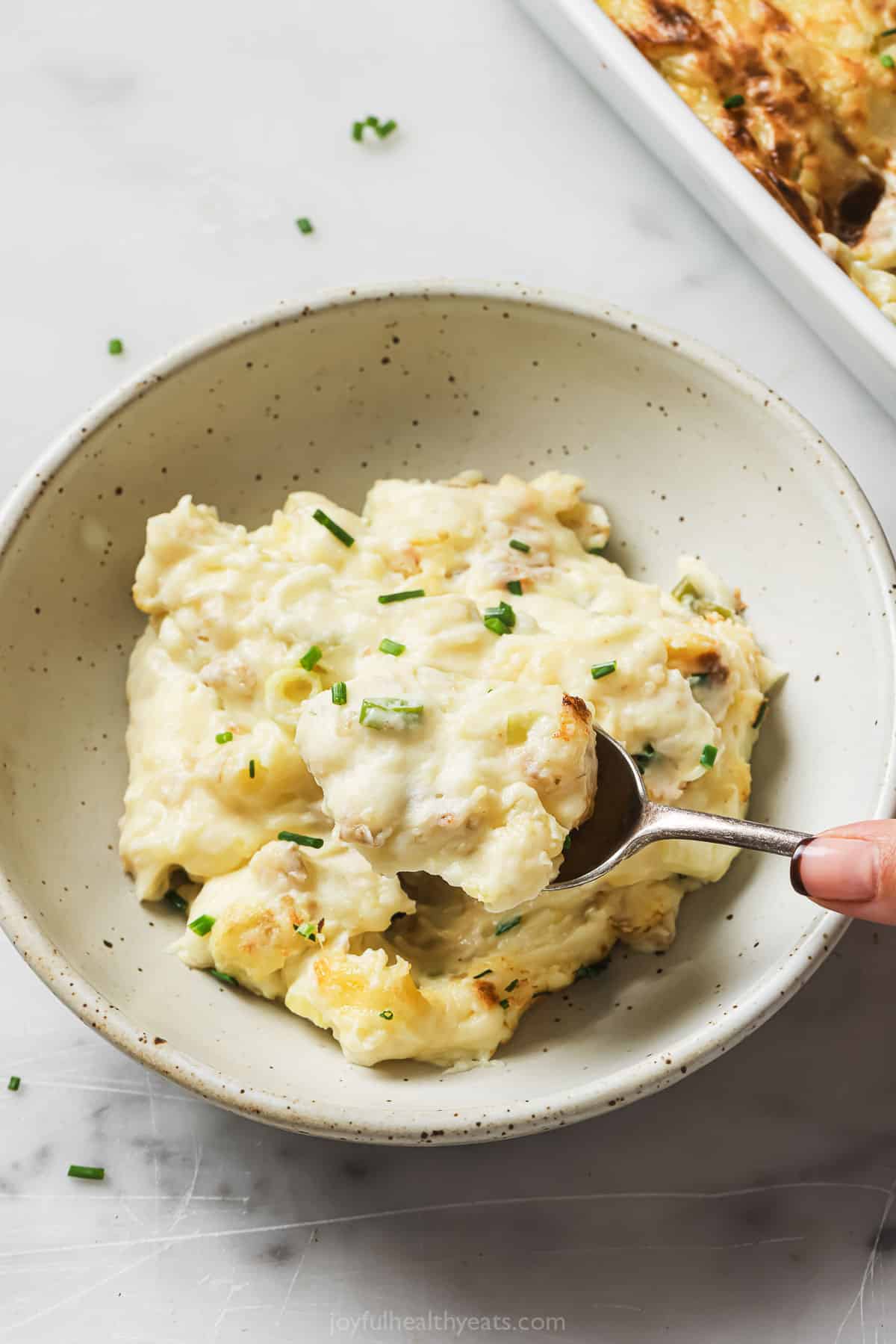 Mashed potatoes in a bowl.