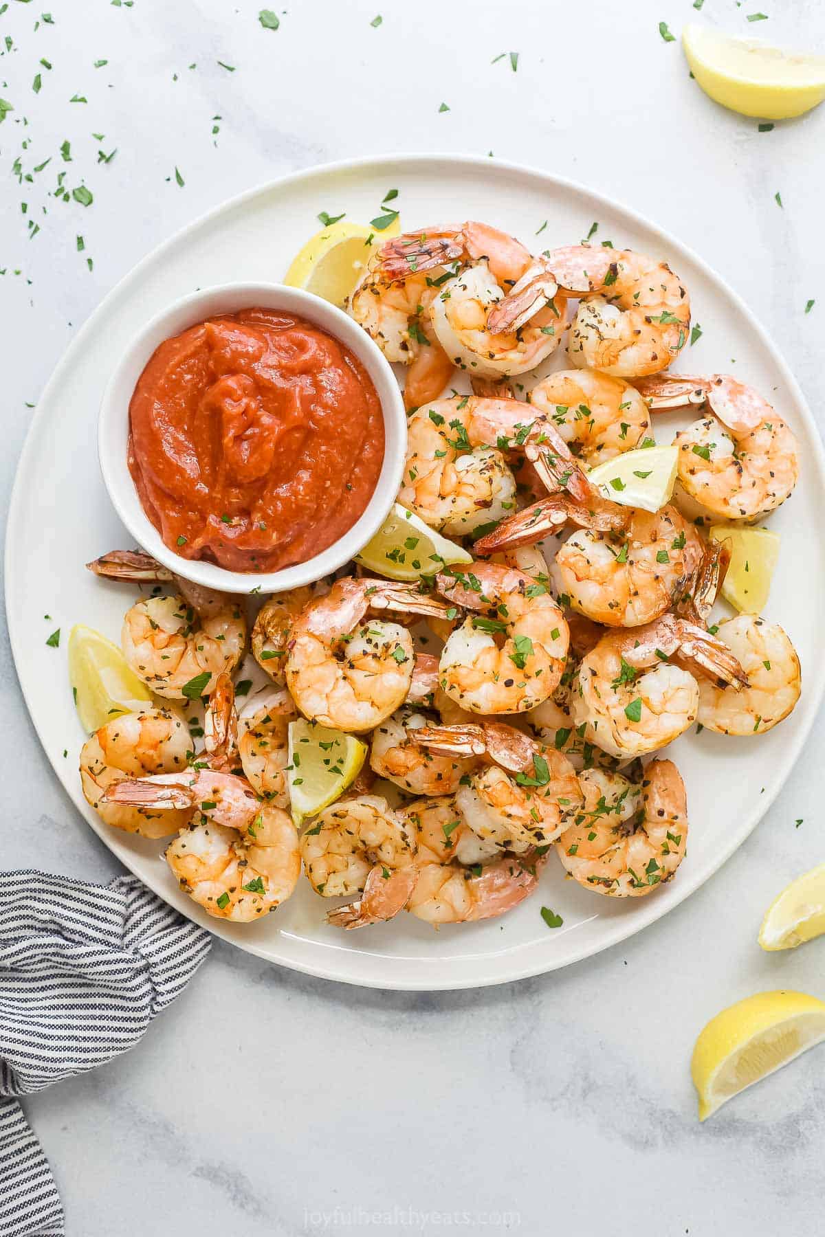 Overhead p،to of baked shrimp with ،tail sauce. 