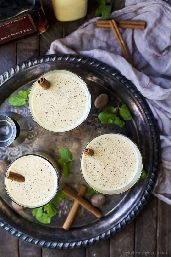 Lait de poule pimenté sans produits laitiers avec Amaretto et rhum blanc - un délicieux cocktail crémeux pour les fêtes. Ce lait de poule épicé est une gâterie alcoolisée parfaite pour une foule!
