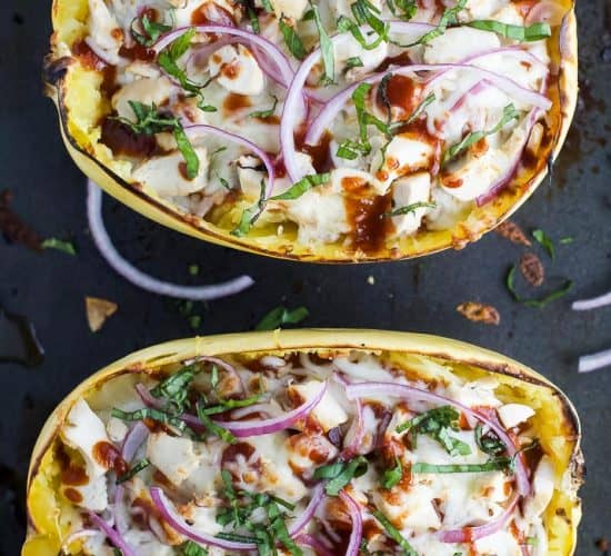 Easy Low Carb BBQ Chicken Pizza Stuffed Spaghetti Squash - filled with sweet tangy BBQ sauce, 22 grams of protein and gooey cheese. All your favorite things about BBQ Chicken Pizza for under 300 calories! #glutenfree