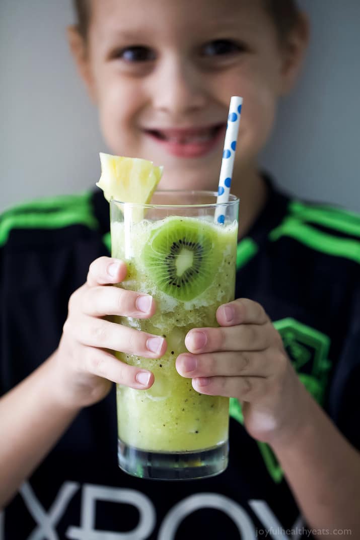 Refreshing Kiwi Pineapple Agua Fresca made with only 3 ingredients and refined sugar free. This Agua Fresca is the perfect drink for those warmer summer months!