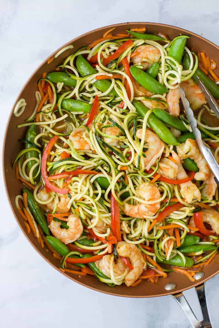 25 Minute Light & Easy Shrimp Stir Fry with Zucchini Noodles a healthy high protein low carb dinner your family will love! #glutenfree