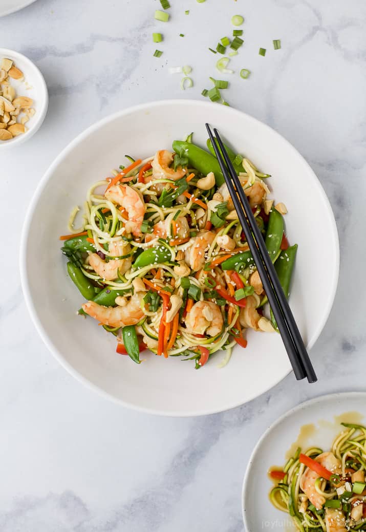 25 Minute Light & Easy Shrimp Stir Fry with Zucchini Noodles a healthy high protein low carb dinner your family will love! #glutenfree