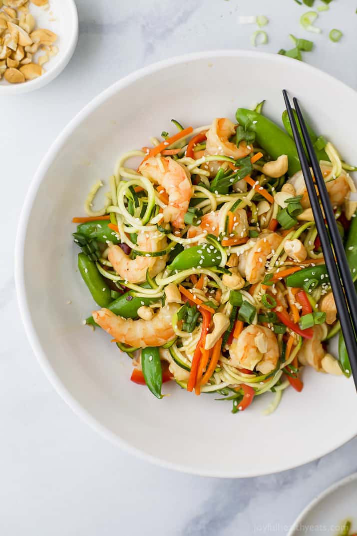 25 Minute Light & Easy Shrimp Stir Fry with Zucchini Noodles a healthy high protein low carb dinner your family will love! #glutenfree