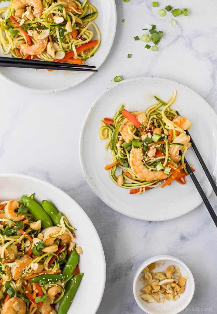 25 Minute Light & Easy Shrimp Stir Fry with Zucchini Noodles a healthy high protein low carb dinner your family will love! #glutenfree