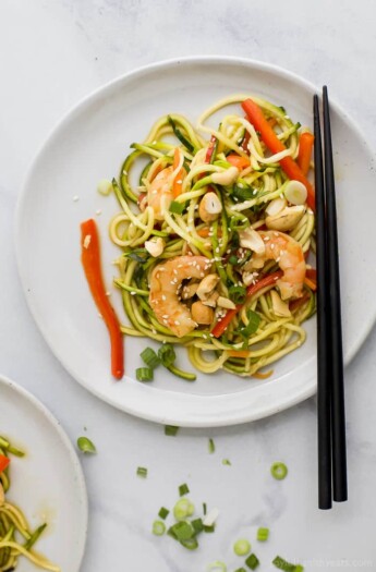25 Minute Light & Easy Shrimp Stir Fry with Zucchini Noodles a healthy high protein low carb dinner your family will love! #glutenfree