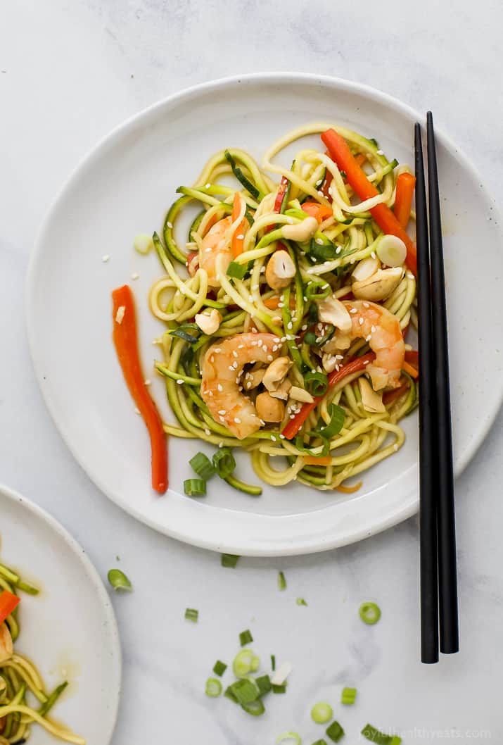 25 Minute Light & Easy Shrimp Stir Fry with Zucchini Noodles a healthy high protein low carb dinner your family will love! #glutenfree