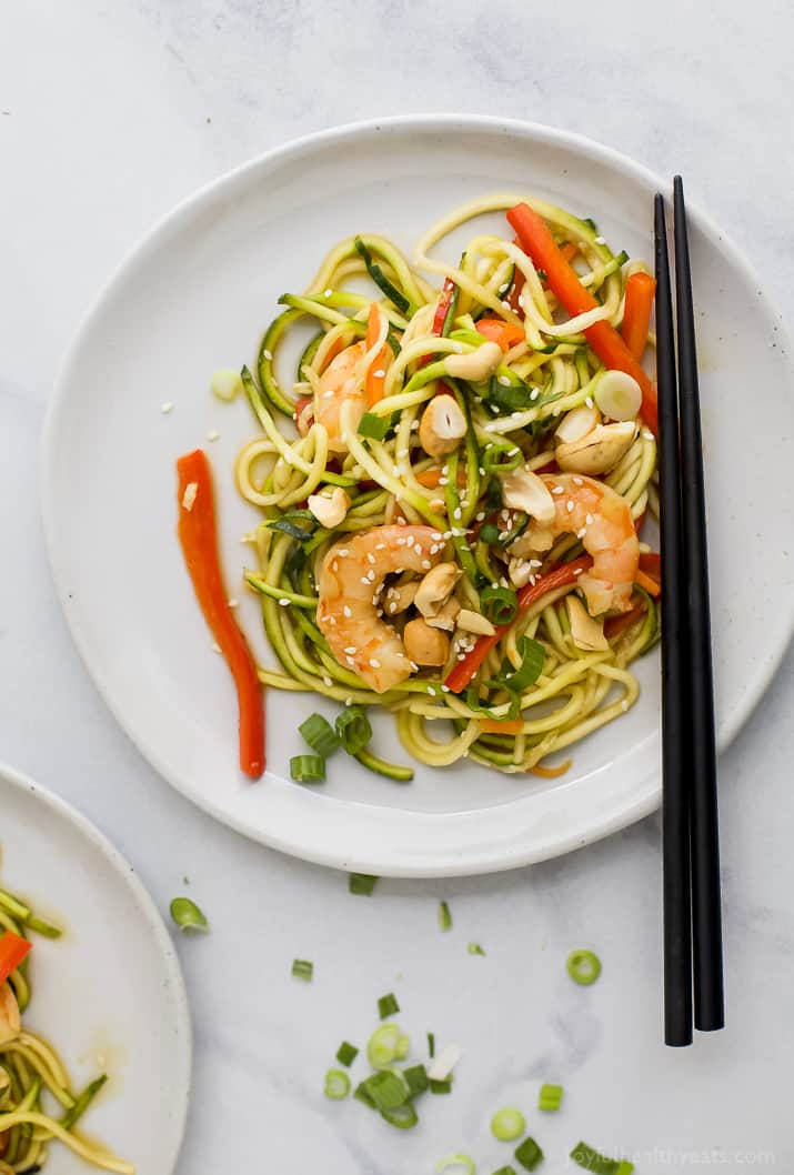 25 Minute Light & Easy Shrimp Stir Fry with Zucchini Noodles a healthy high protein low carb dinner your family will love! #glutenfree