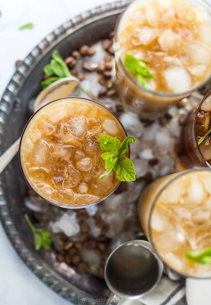 einfache Kokosmilch Thai Eiskaffee in einem Glas mit Minze