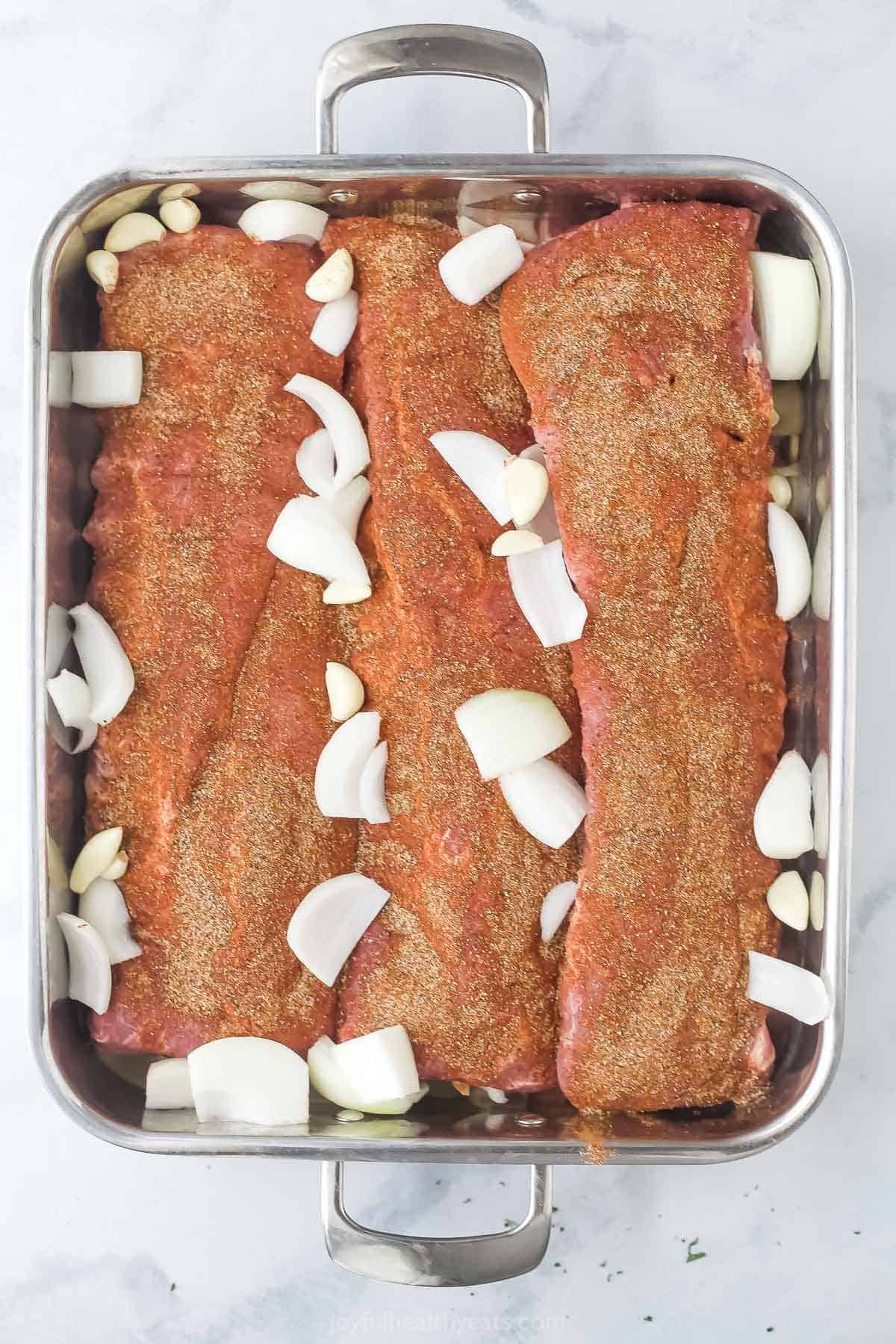 This fall-of-the-bone baby back rib recipe will be a favorite of July 4, with garlic-synamon spice rubs and BBQs Glass. Sprinkle onion and garlic on the meat.