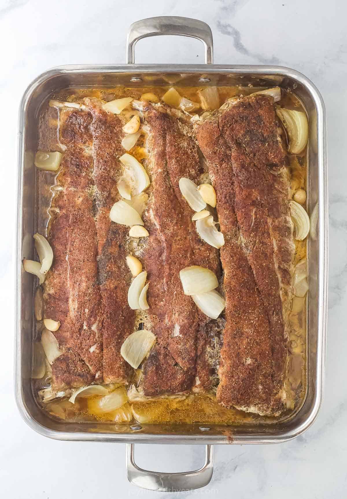 This fall-of-the-bone baby back rib recipe will be a favorite of July 4, with garlic-synamon spice rubs and BBQs Glass. Baked ribs with cooking juice.