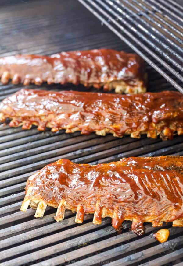 This fall-of-the-bone baby back rib recipe will be a favorite of July 4, with garlic-synamon spice rubs and BBQs Glass. The baked rib on the grill with BBQ sauce above.