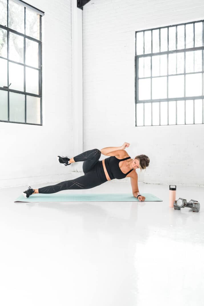 girl doing a side crunch