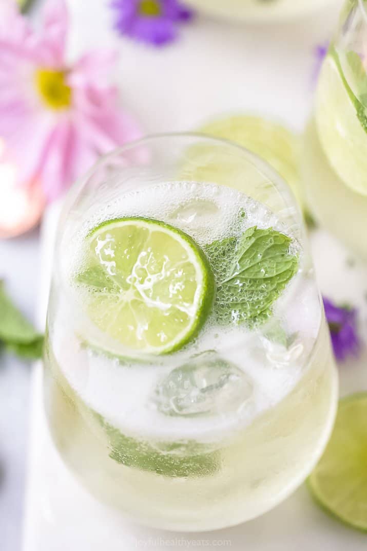 A freshly poured Hugo Cocktail with bubbles