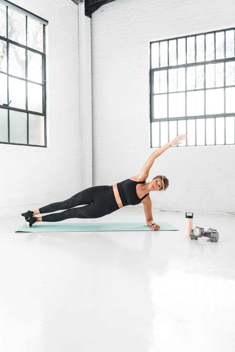 girl doing a side plank exericse