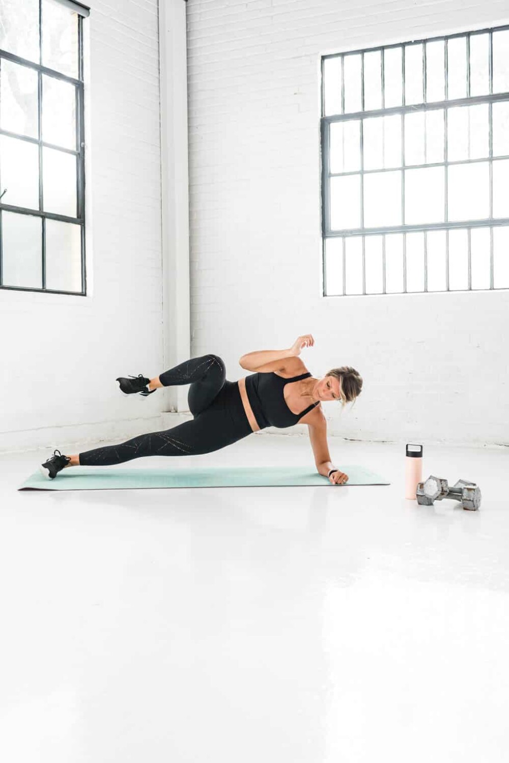 girl doing side plank crunch