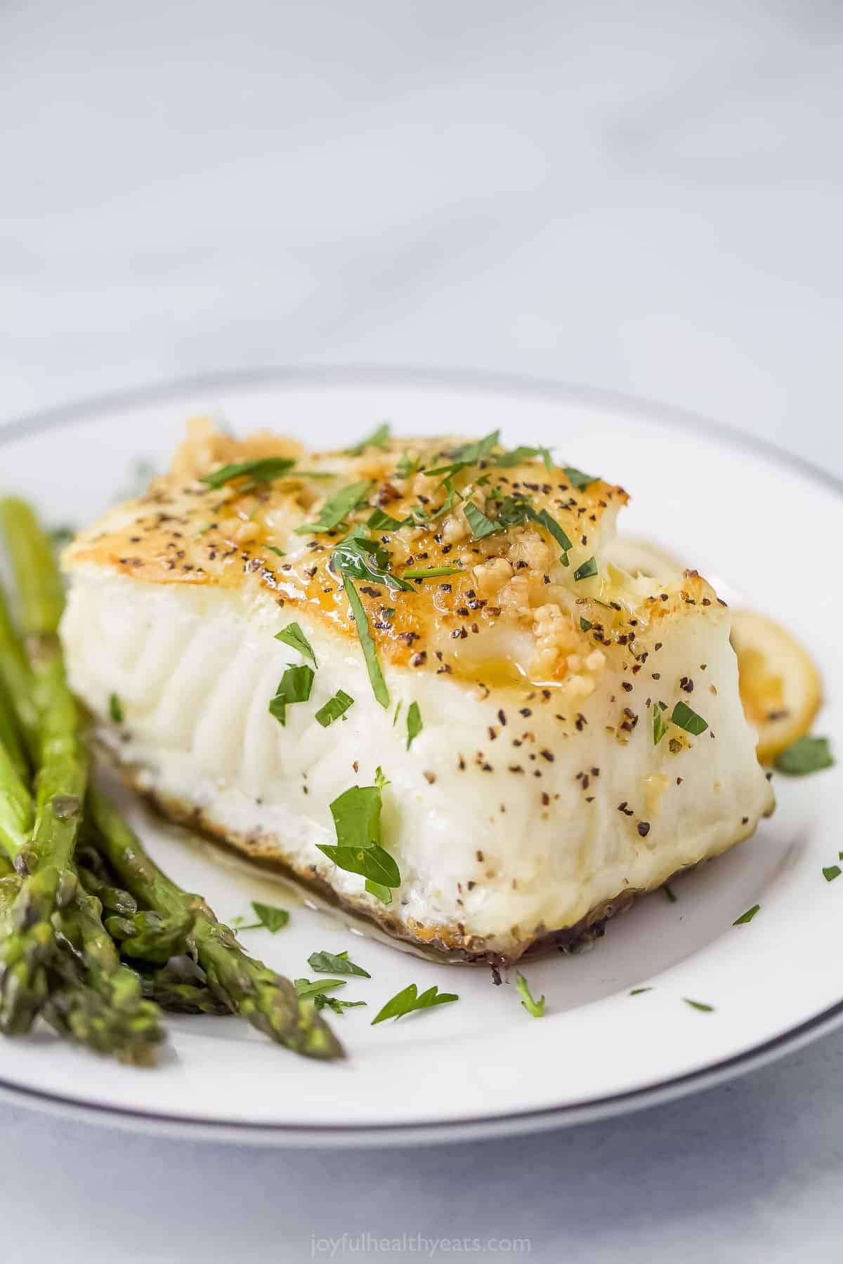 Seared sea bass with asparagus on the side