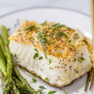 Seared sea bass with asparagus on the side