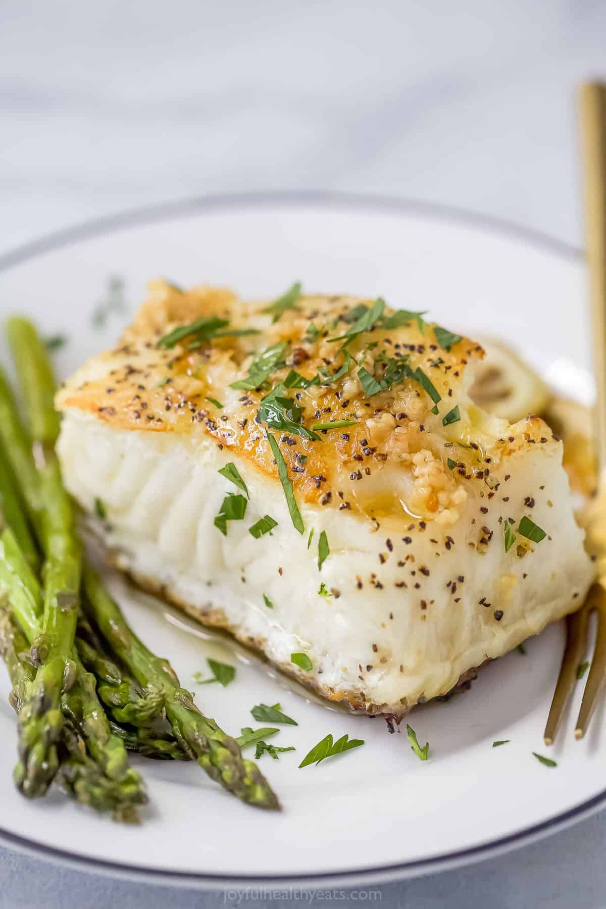 Seared sea bass with asparagus on the side