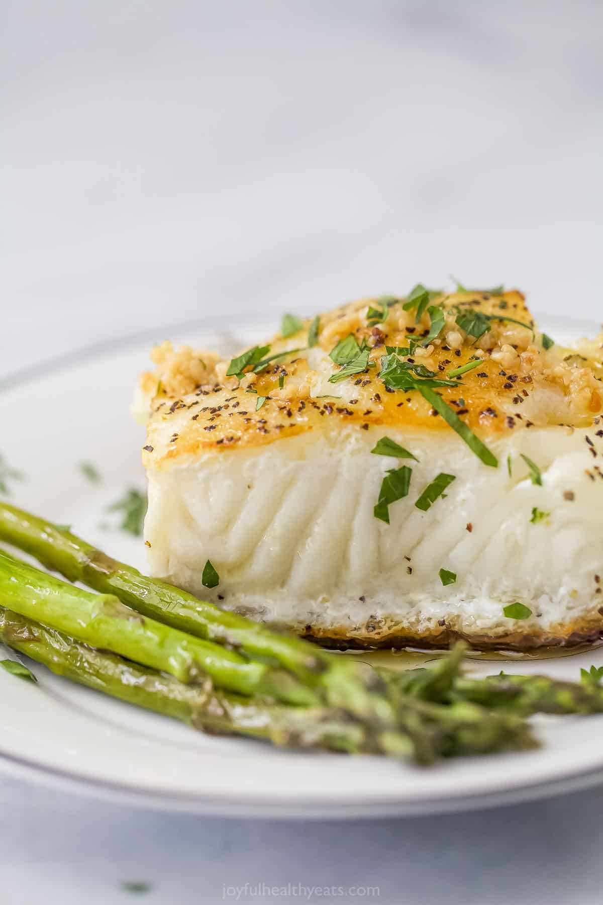 Seared sea bass with asparagus on the side