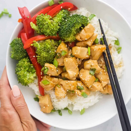 teriyaki chicken bowl with broccoli and red peppers