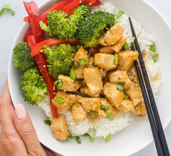 teriyaki chicken bowl with broccoli and red peppers