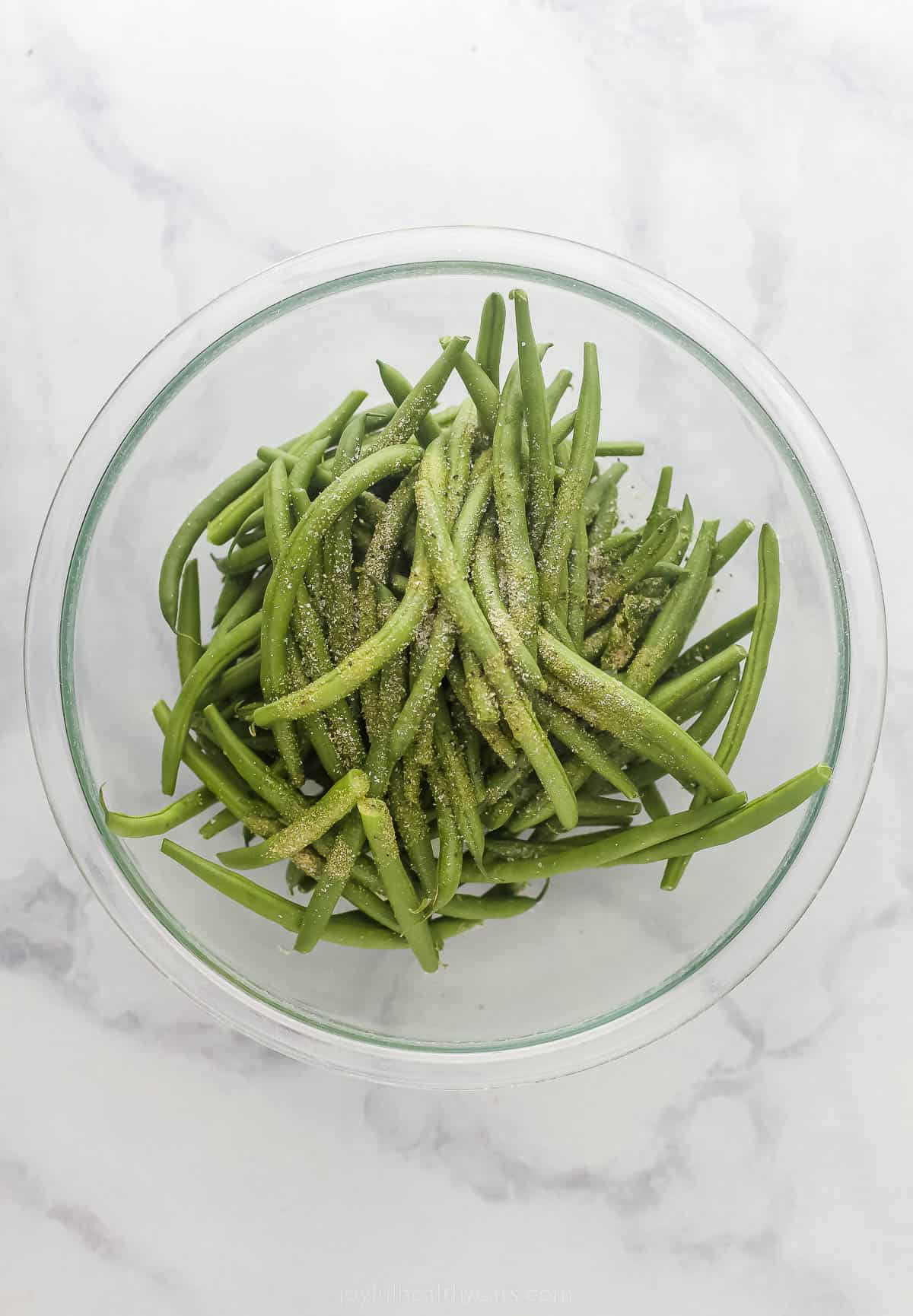 seasoned green beans in a glass bowl