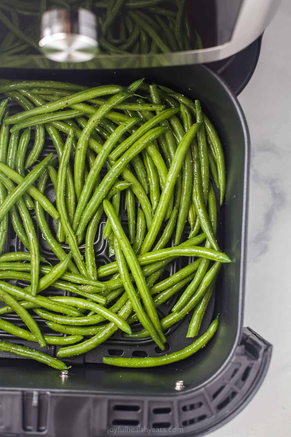green beans in an air fryer tray