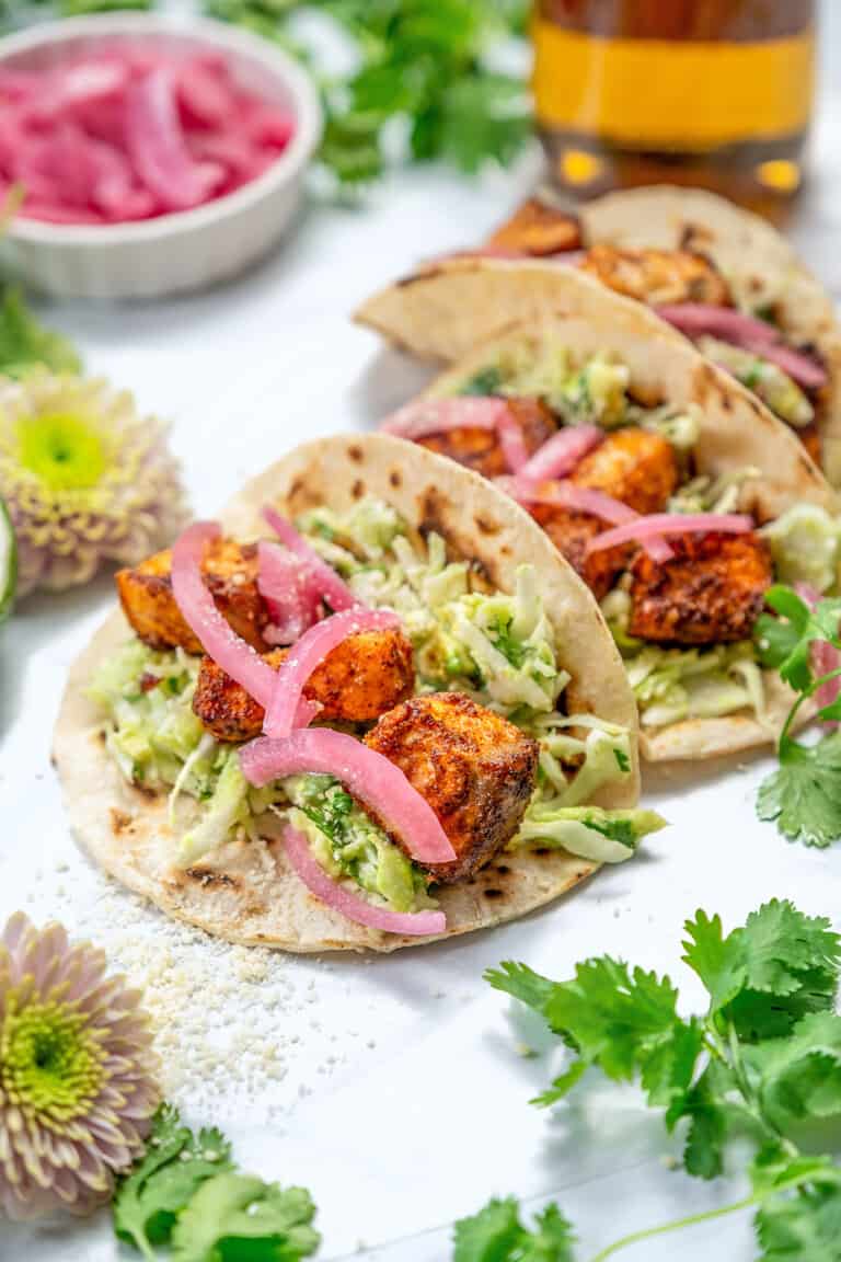 Łatwe tacos z łososiem z kremowym sosem i dekoracją z czerwonej cebuli