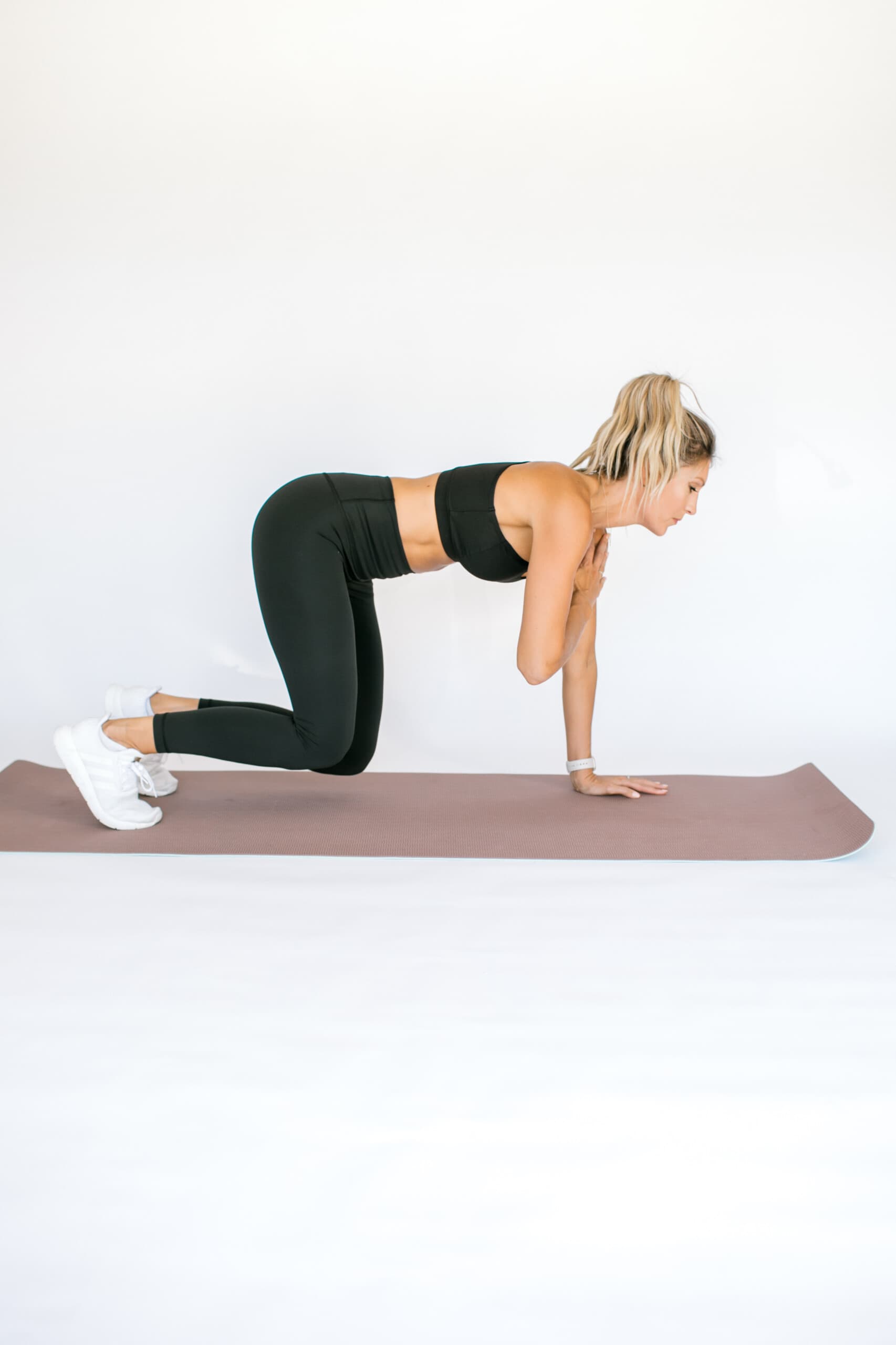 girl in bear plank position doing shoulder taps